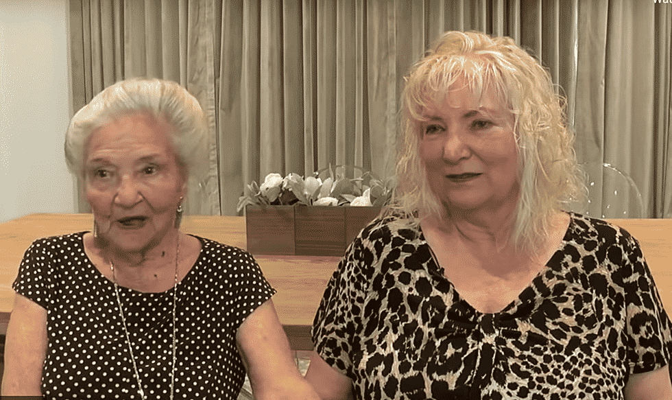 70 évesen találkozott a 90 éves biologiai anyjával, Lynne és Elizabeth Pullen találkozása, és története