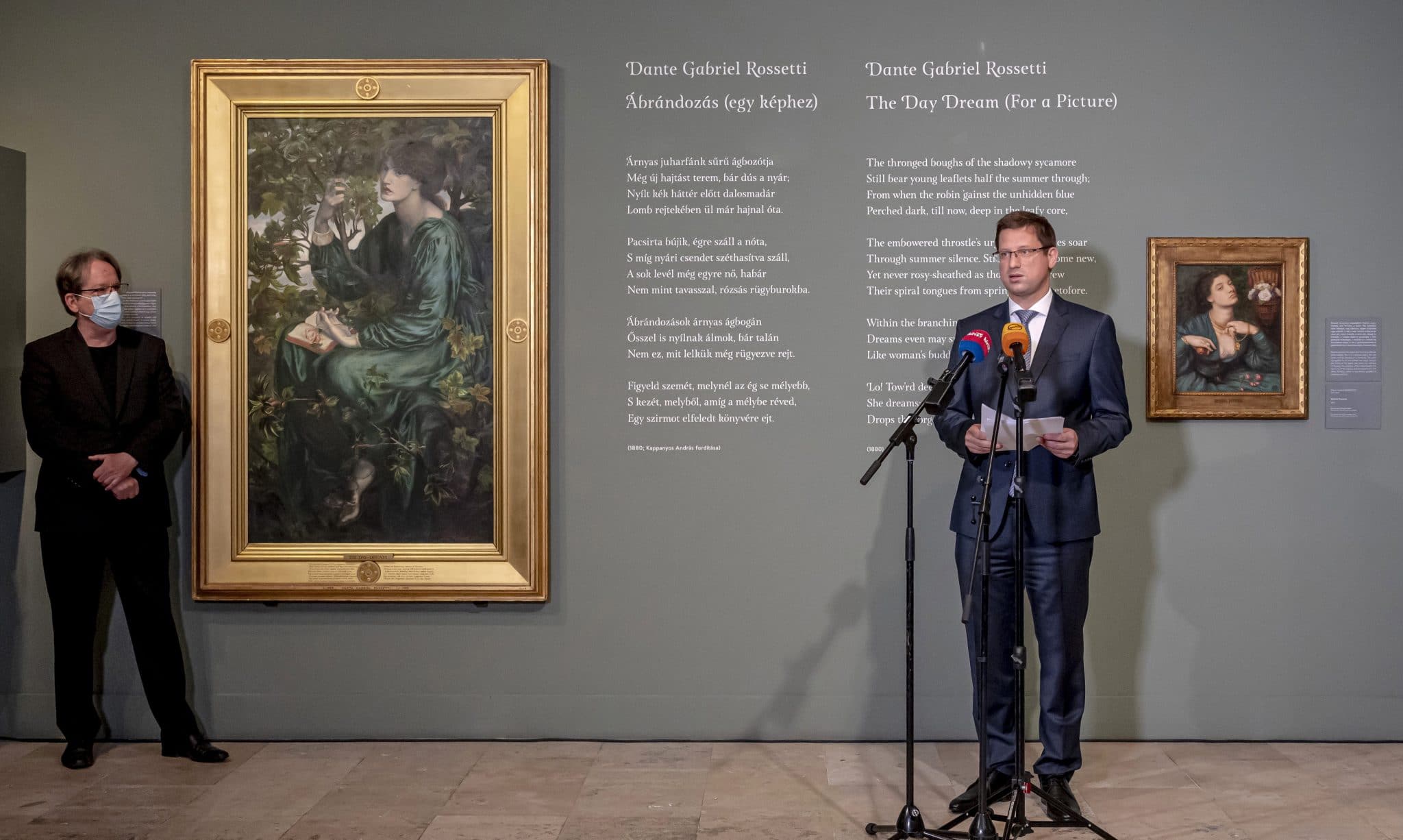 Gulyás Gergely Miniszterelnökséget vezetõ miniszter (j) és Baán László, a Szépmûvészeti Múzeum - Magyar Nemzeti Galéria fõigazgatója a Magyar Nemzeti Galéria Vágyott szépség címû, a londoni Tate Britain preraffaelita mestermûveibõl válogatott tárlatának megnyitóján a Magyar Nemzeti Galériában 2021. május 13-án.
/ Fotó: Szigetváry Zsolt / MTI