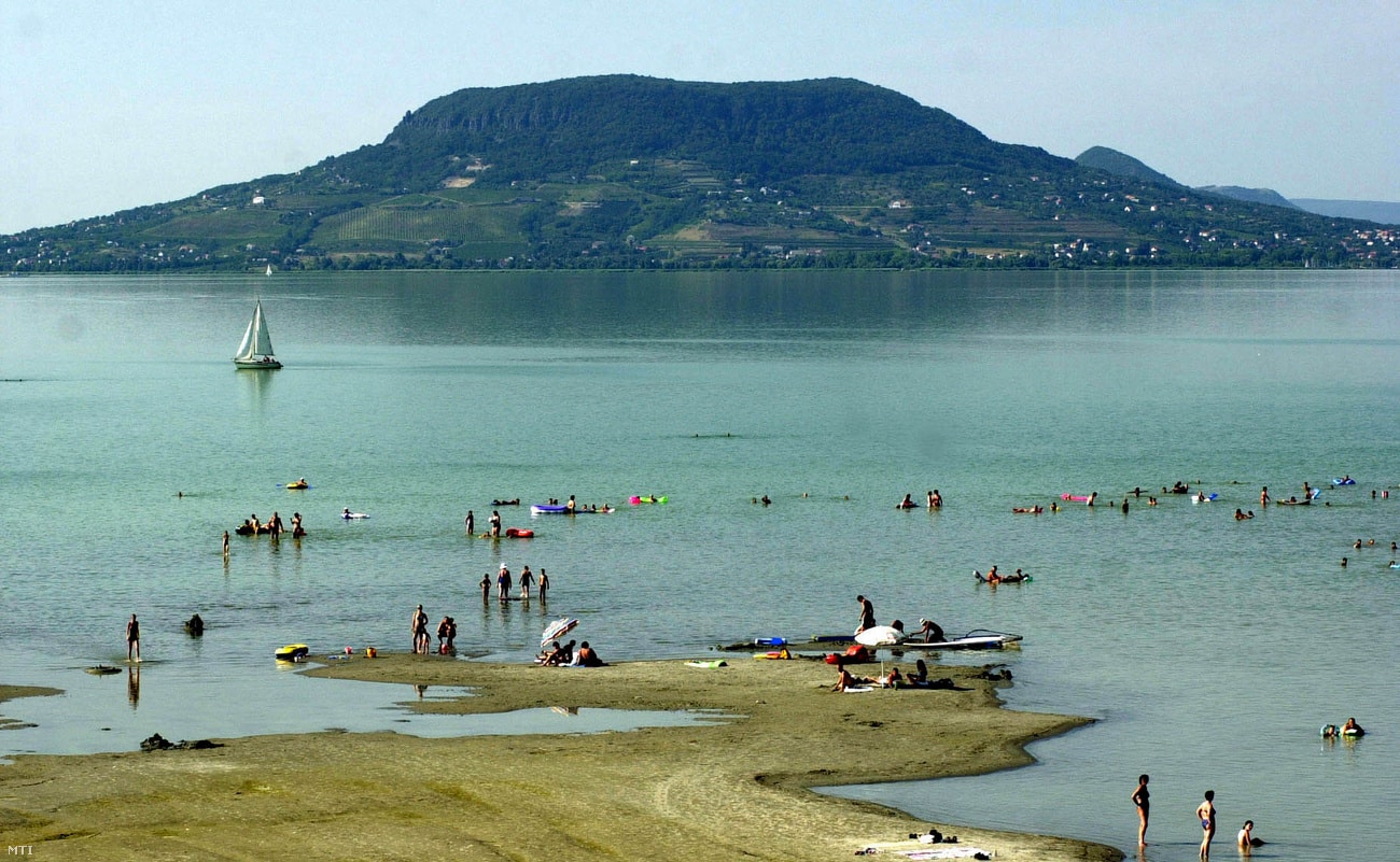 A Balaton-átúszás 2026 résztvevői a Révfülöp és Balatonboglár közötti nyílt vízen