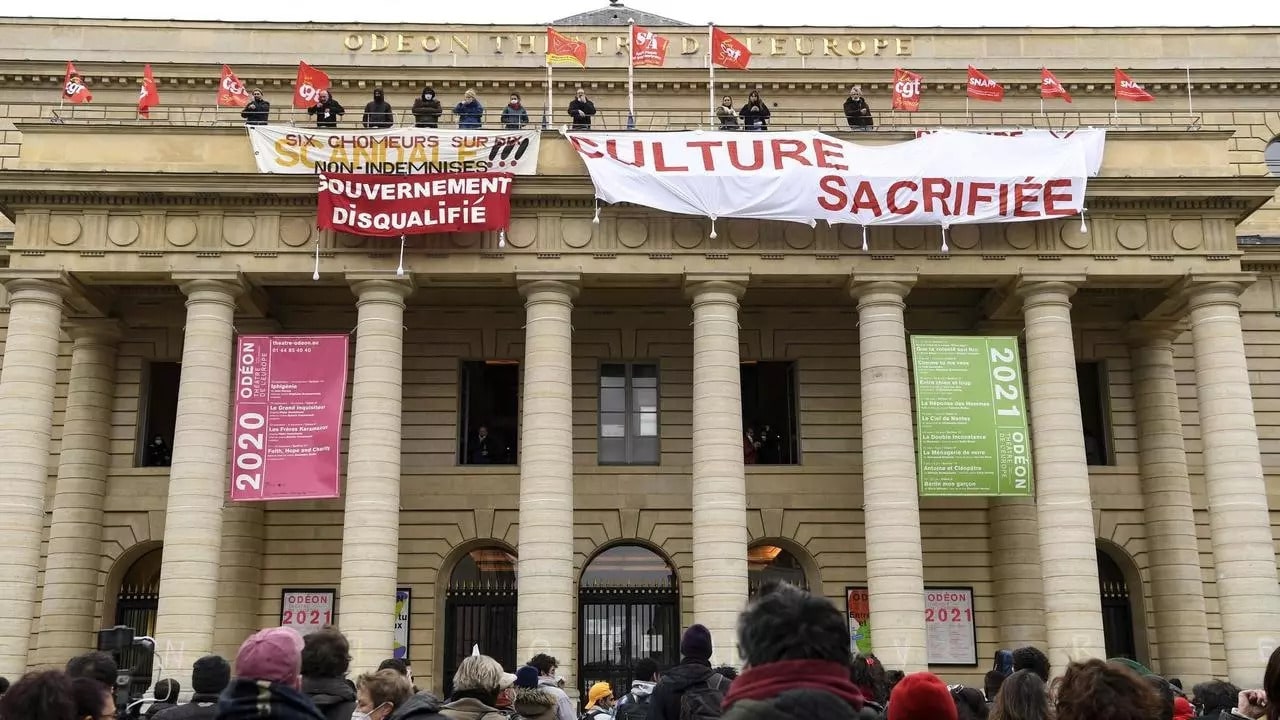 szinhazak-ujranyitasa-koronavirus-tuntetes-parizs-Colline-színház-odeon