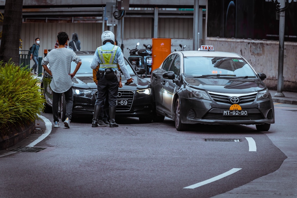 baleseet-ujsagirot-elutotte-auto-felkelt-riport-tori-yorgey