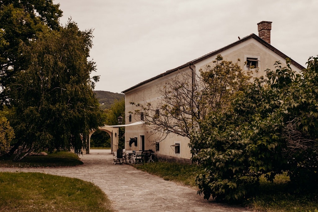diszeli kuria godor camp