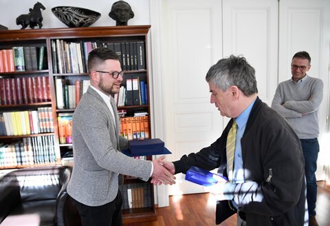 Tóth Richárd átveszi a Földes Anna-interjúdíjat, 2020. március 14. / Fotó: Reviczky Zsolt / HVG