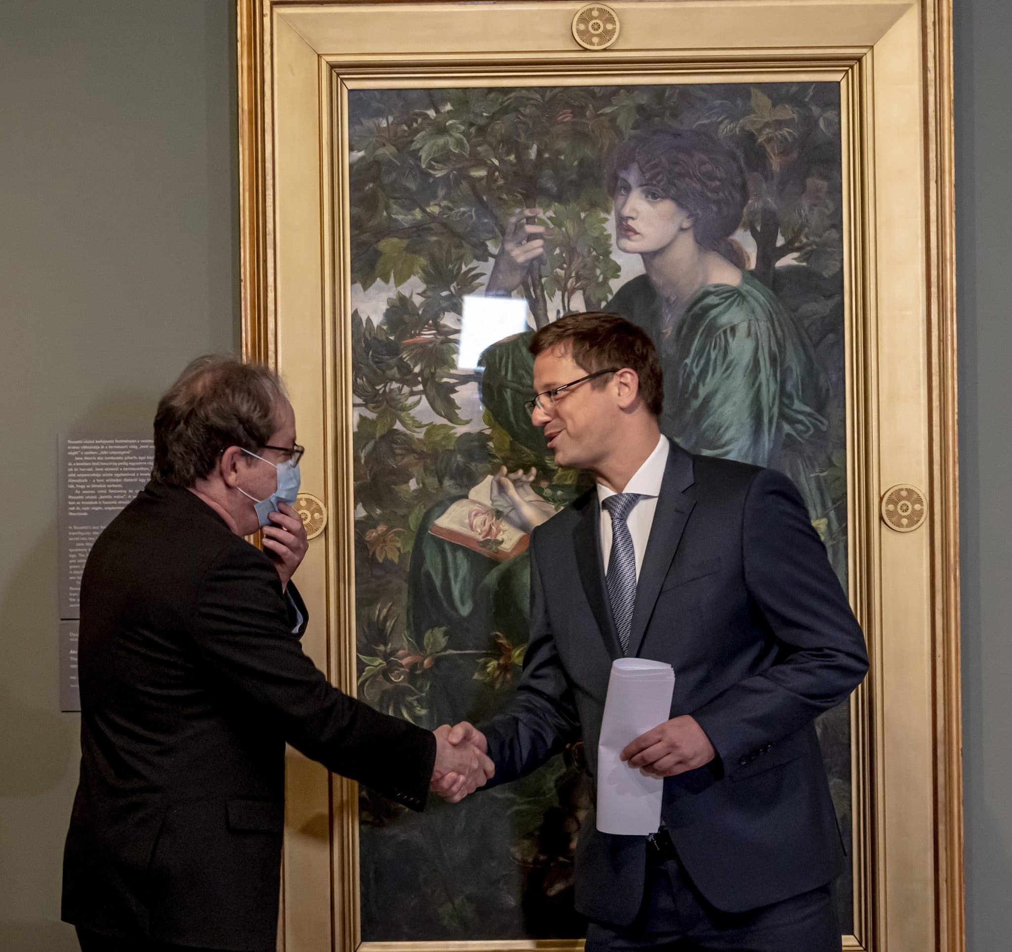 Gulyás Gergely Miniszterelnökséget vezetõ miniszter (j) és Baán László, a Szépmûvészeti Múzeum - Magyar Nemzeti Galéria fõigazgatója a Magyar Nemzeti Galéria Vágyott szépség címû, a londoni Tate Britain preraffaelita mestermûveibõl válogatott tárlatának megnyitóján a Magyar Nemzeti Galériában 2021. május 13-án.
/ Fotó: Szigetváry Zsolt / MTI