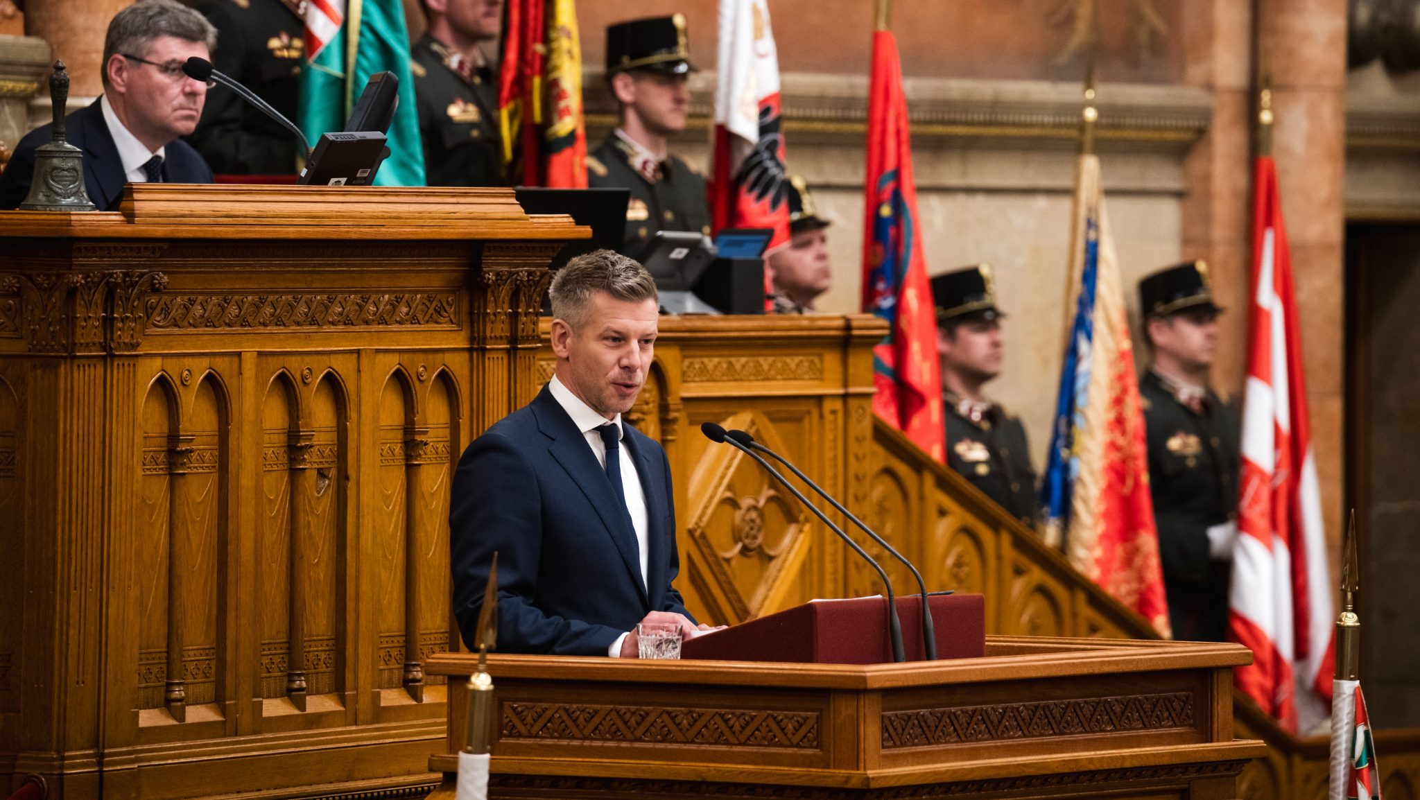 magyar peter politikus orszaggyules meggazdagodas gulyas rogan