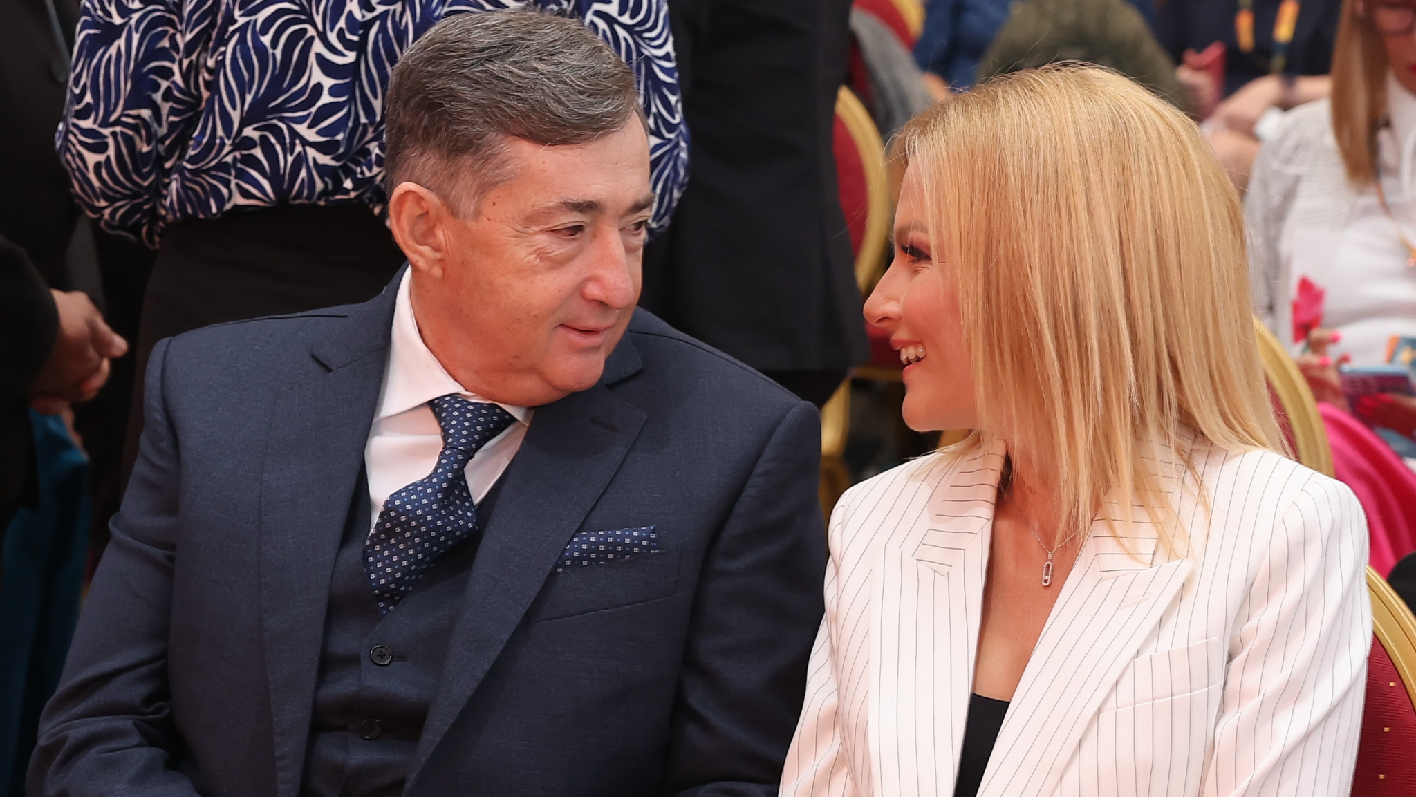 varkonyi-andrea-es-meszaros-lorinc-karacsonyfa-2025