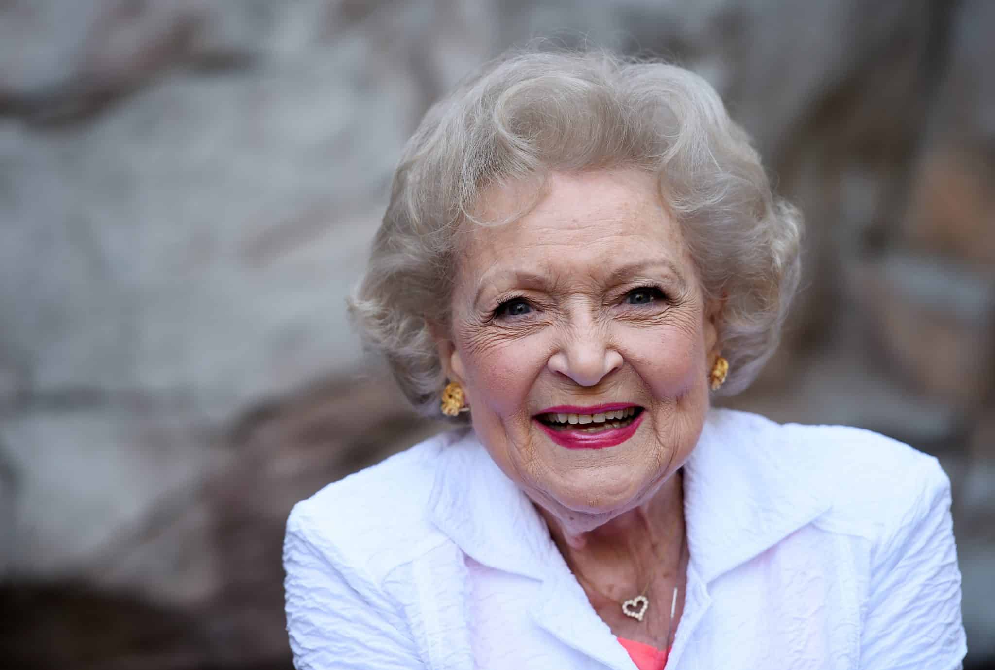 betty-white-meghalt-halala