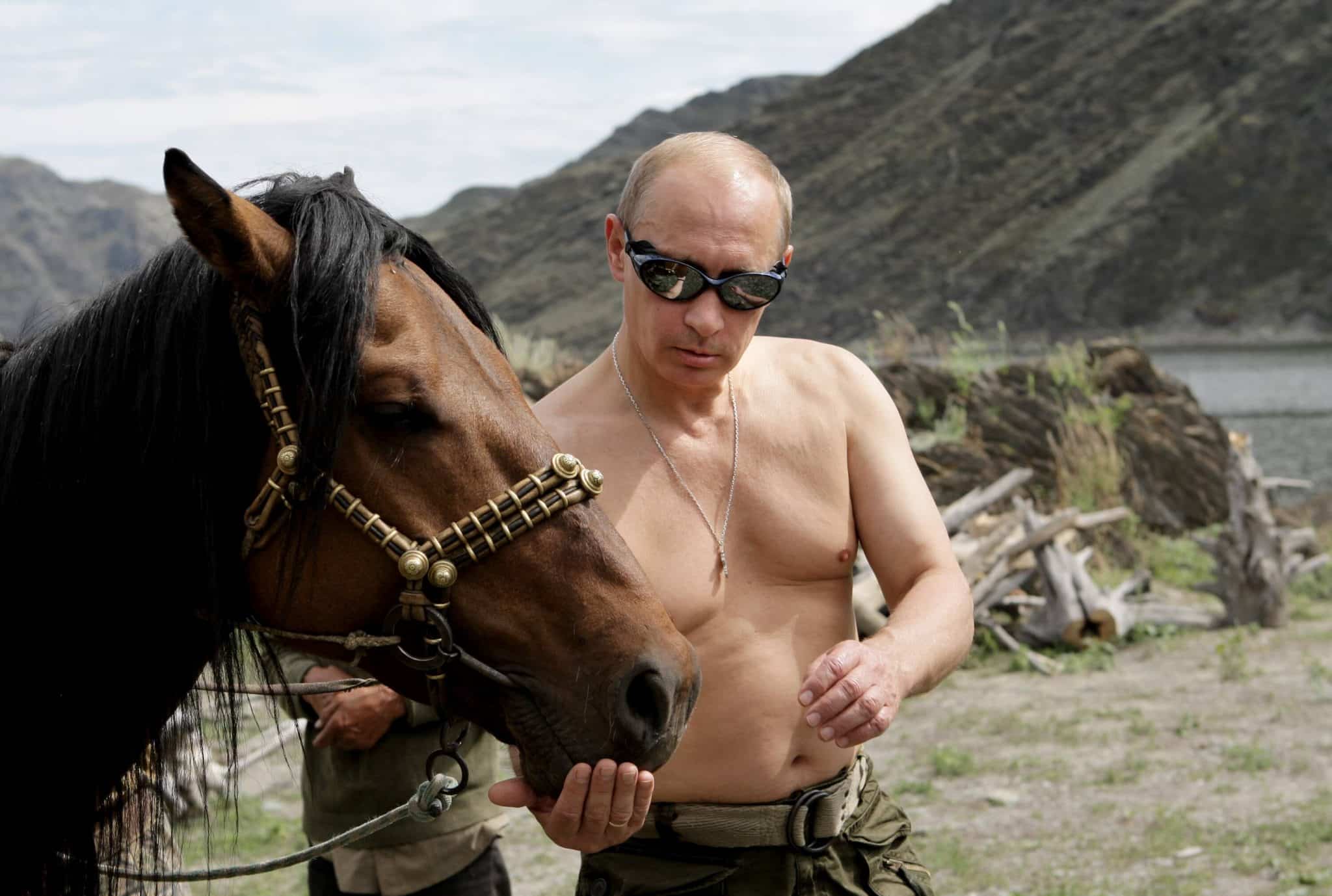 vlagyimir putyin felmeztelen lovaglas boris johnson justin trudeau
