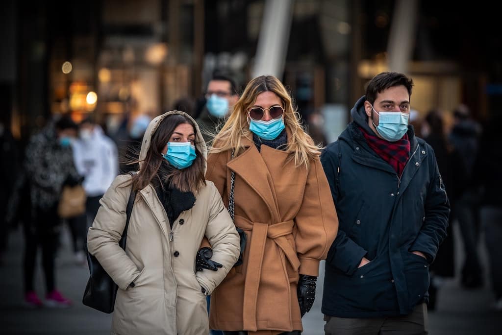 koronavirus pfizer mellekhatasai fiatalok