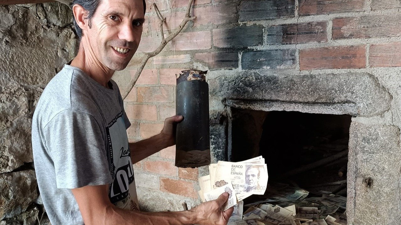 Tono Pineiro talalt penz a falban