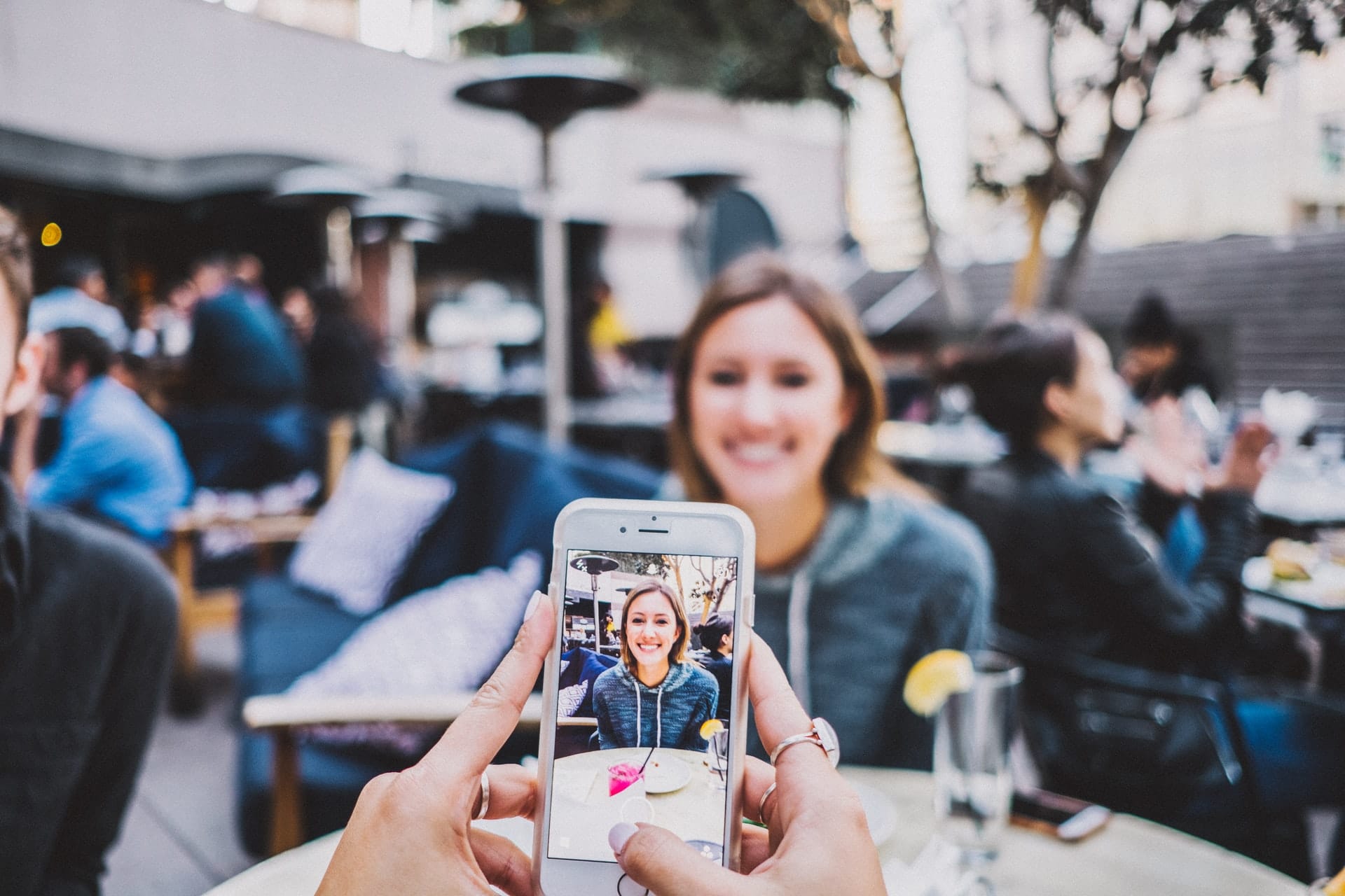 mank fotokiallitas szurreal es absztrakt mobiltelefon