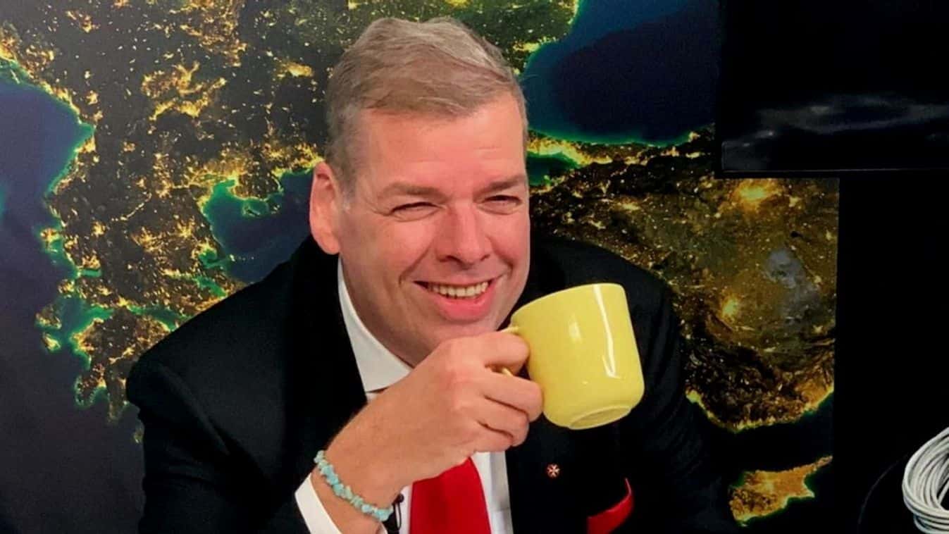 schmuck andor halala aranyermek osztogatasa
