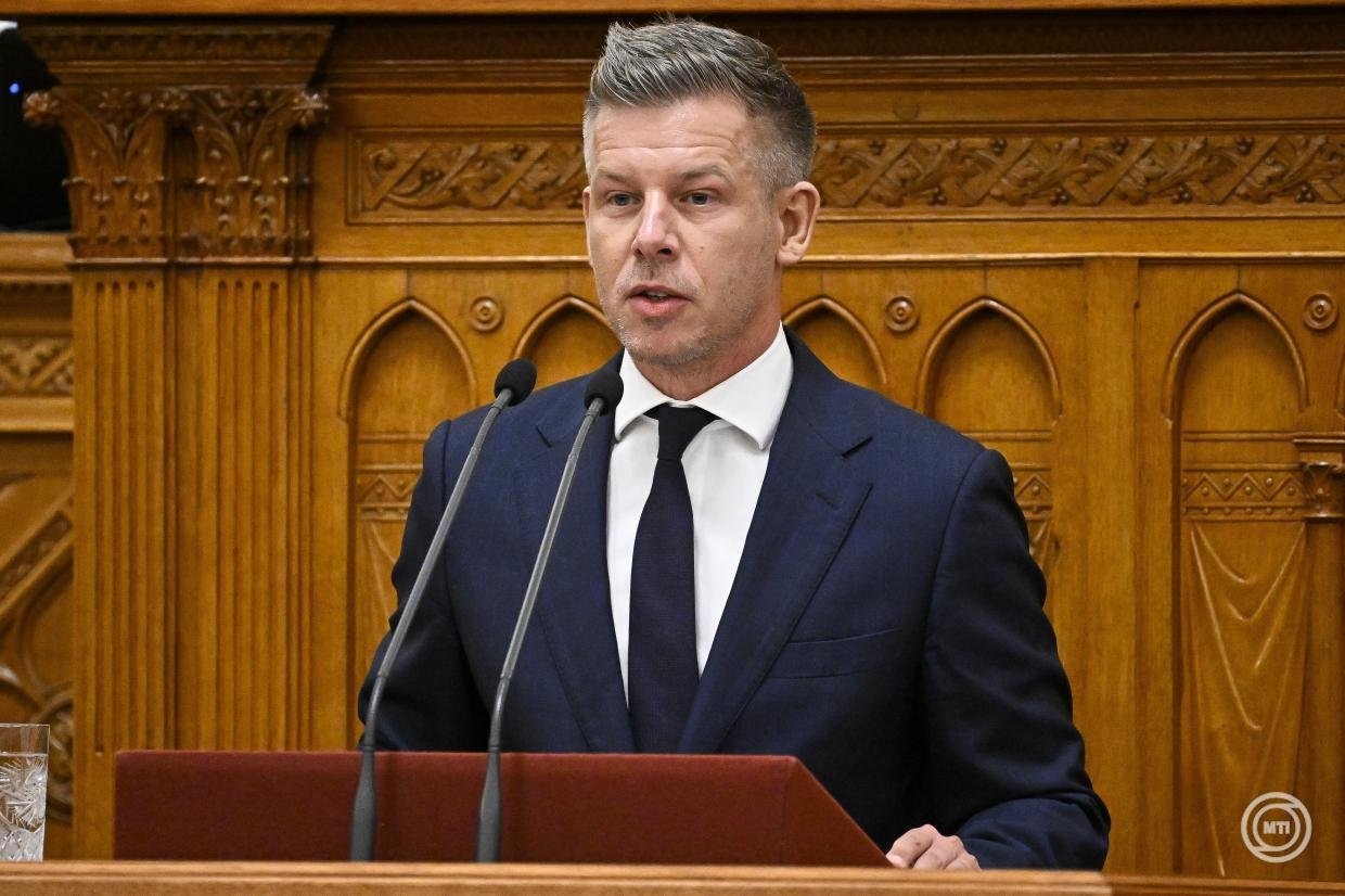 Magyar Péter videóban jelentette be öt adónem eltörlését és a szennyező vállalatok terheinek emelését