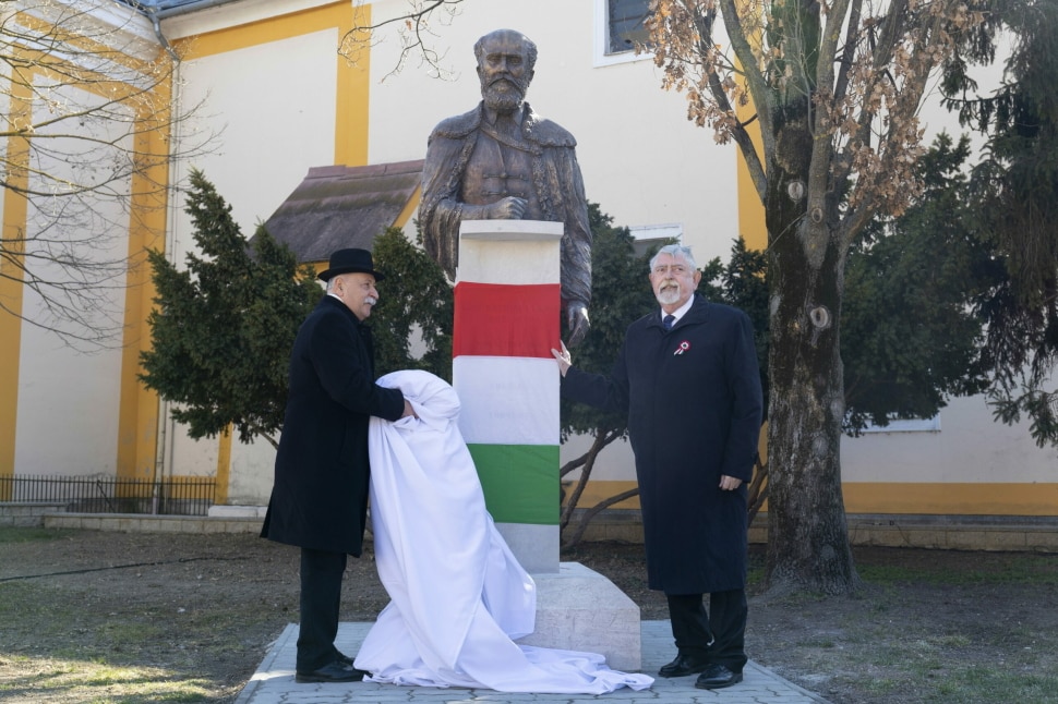 kásler miklós batthyány lajos szobor elírás hiba sárvár