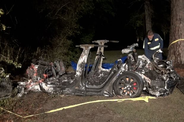 tesla onvezeto auto baleset karambol